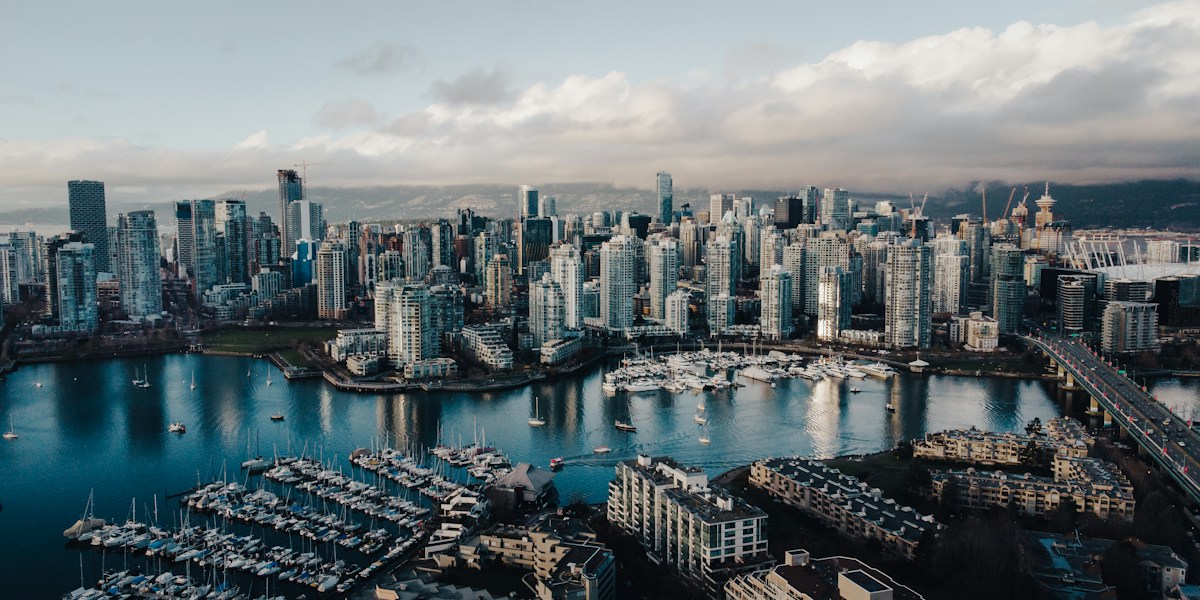 Bất Động Sản Toronto & Vancouver 2026: So Sánh Giá Cho Nhà Đầu Tư Start-Up Visa [Infographic]